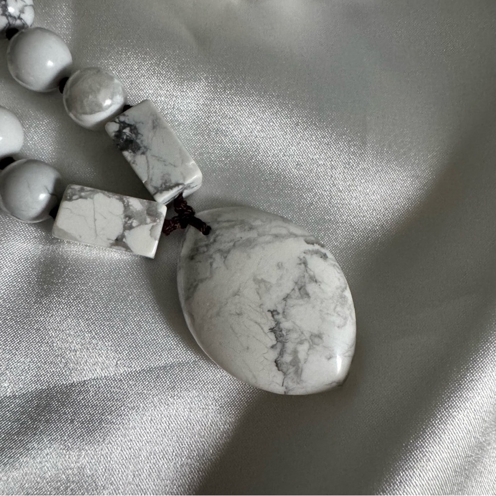 💥SOLD💥Elegant White Howlite Marble Necklace - Picture 6 of 7